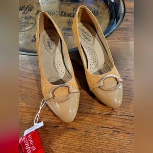 NWT Women's Tan Dexflex Comfort Heels.  Size 8. In the original box with tags.